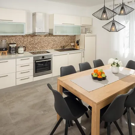 Roko- The Spacious Luxury Vila Trogir
