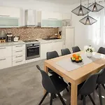 Roko- The Spacious Luxury וילה טרוגיר